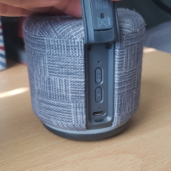 FABRIQ wireless bluetooth speaker - Picture 2 of 3